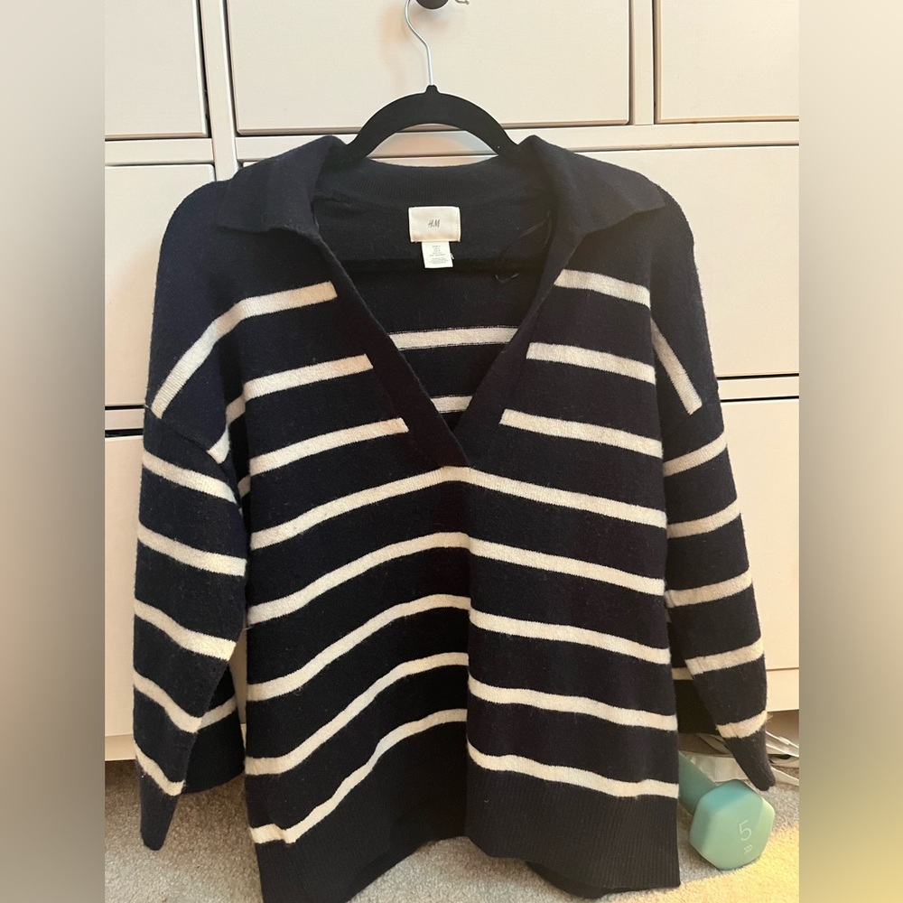 H&M striped collared sweater blue and white size small